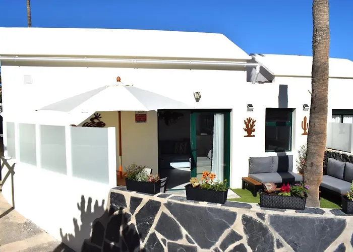 Bungalow La Palmera: Beachfront with Pool View